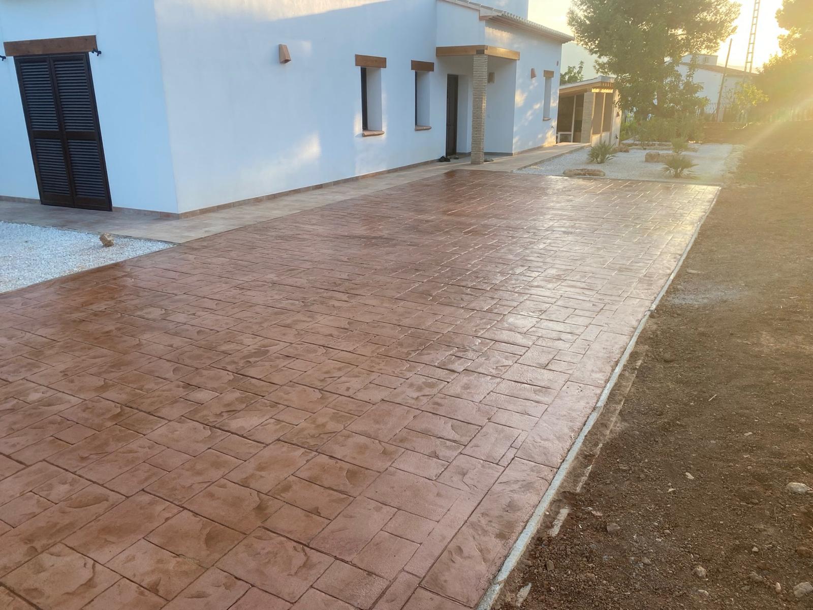 Pavimento de hormigón impreso en acceso a chalet